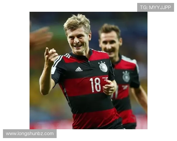 克罗斯的足球之路:从青涩少年到世界级中场巨星的成长历程 克罗斯的足球之路:从青涩少年到世界级中场巨星的成长历程