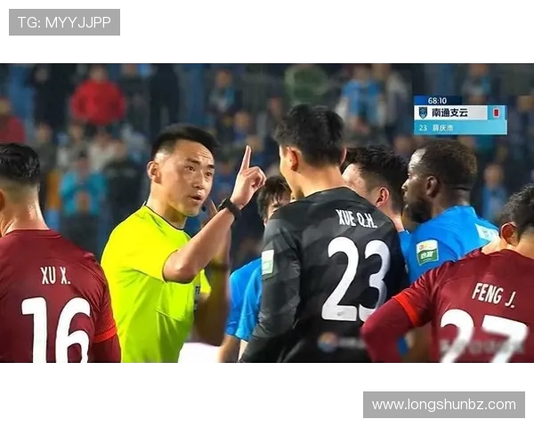 国安与上港激战引发争议球迷热议裁判判罚与比赛表现