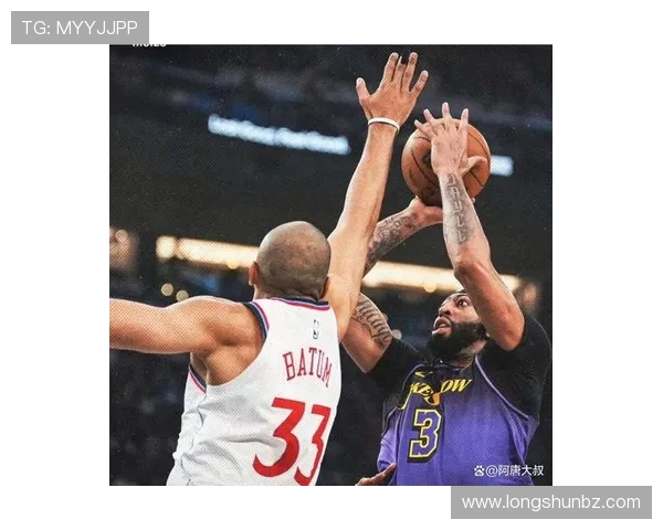 湖人队与快船队激战正酣谁能在洛城德比中笑到最后