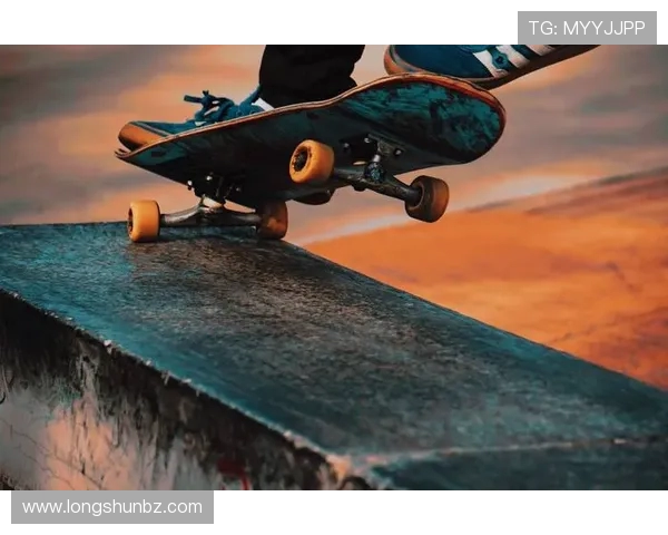 重庆滑板队的拼搏与荣耀极限运动嘉年华的精彩瞬间回顾 重庆滑板队的拼搏与荣耀极限运动嘉年华的精彩瞬间回顾